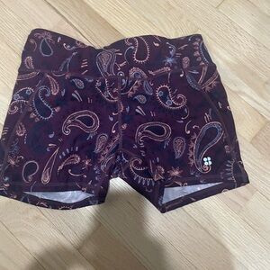 Sweaty Betty maroon purple shorts size medium
The power short